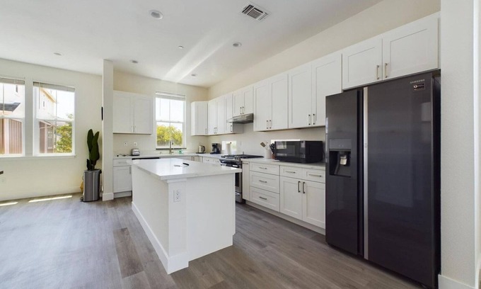 Newark House | Luxe Newark 4BR w/Private Garage, nr Restaurants & Park, by Blueground