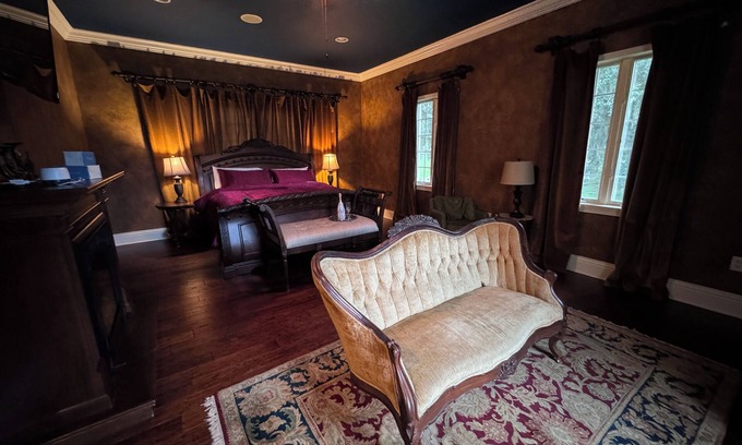 Lakeland Bed & Breakfast | Luxe Penthouse Suite at Opal Oaks Micro Resort