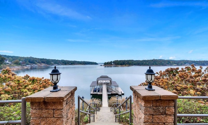 Arley House | Luxe Private Lakefront Getaway on Smith Lake!