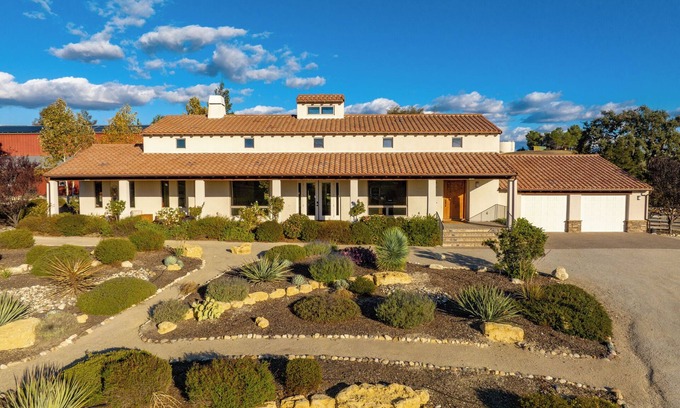 Paso Robles House | Luxe Private Vineyard Estate on 10 acres of Vineyards w/Amazing Views, off 46W!