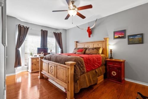 North University Apartment | Luxe Ranch Home 2BR2BA on UT, Perfect for Formula 1 & Football