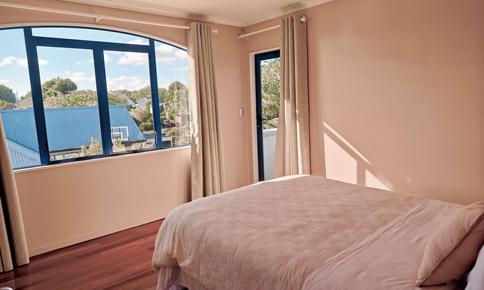 Hamilton House | Luxe Retreat - Spacious & Peaceful
