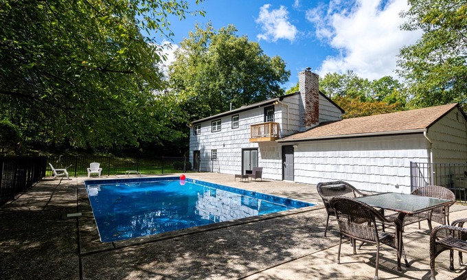 Wantage House | Luxe Retreat with Fireplace/WiFi/Pool near Water Parks, Golf Course, Wineries