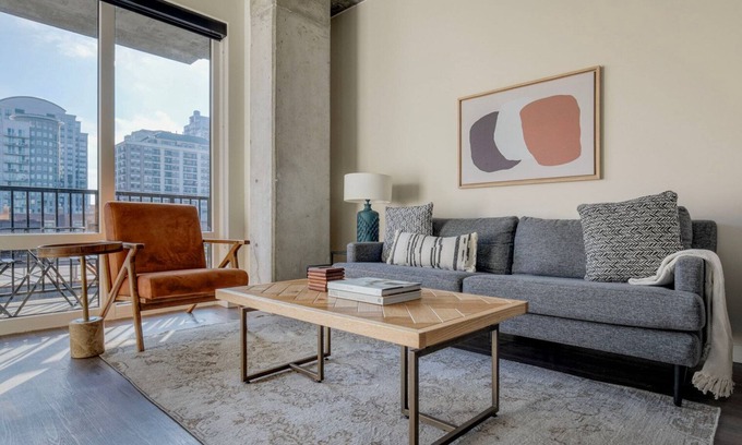 River North Apartment | Luxe River North 1BR w/Pool & Fitness Area, 1 Block to L, by Blueground