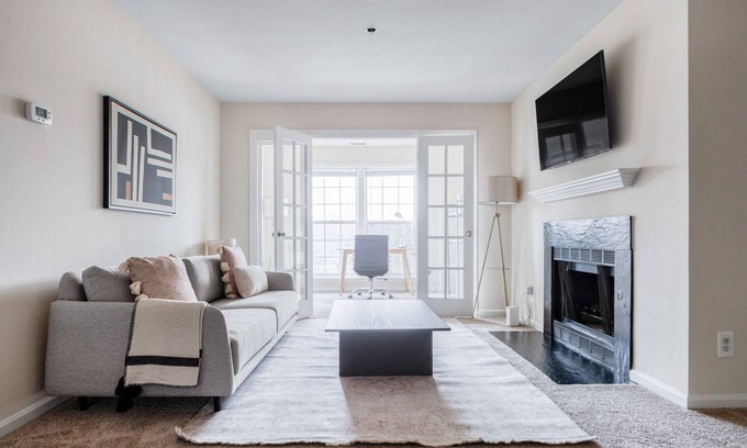 Rosslyn Apartment | Luxe Rosslyn 2BR w/W/D, Gym & Pool, 10 min walk to Metro, by Blueground