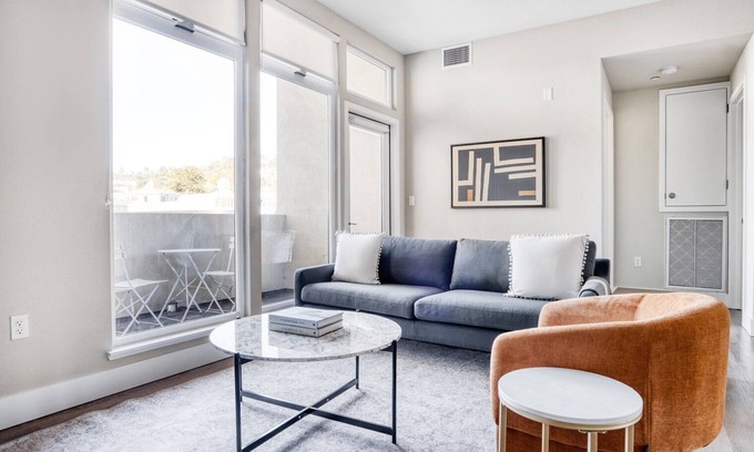 San Carlos Apartment | Luxe San Carlos 2BR w/Gym, Pool & BBQ, walk to Caltrain, by Blueground