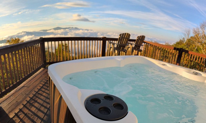 Banner Elk Cabin | Luxe | Ski-In/Out | Hot Tub | Panoramic Views | Sleeps 10 | Beech Mtn