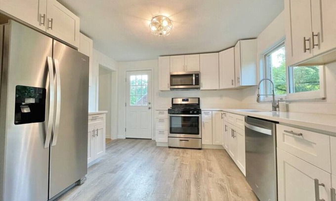 Green Tree House | Luxe South Hills Home ❈ Central ❈ Free Parking