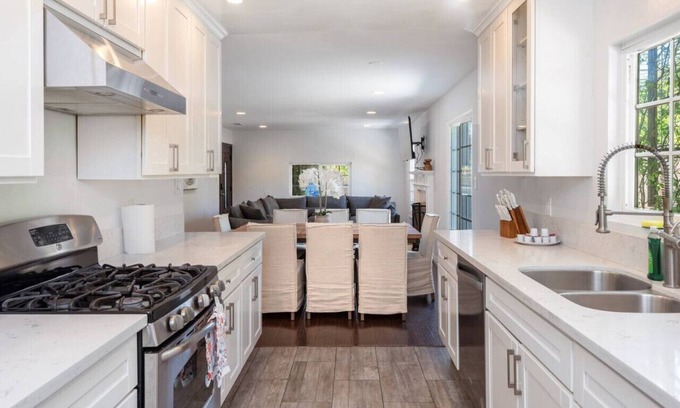 Tarzana House | Luxe Spacious Home in Tarzana