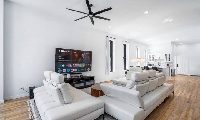 West Town House | Luxe Spacious SFH in Bucktown w/Secure Parking
