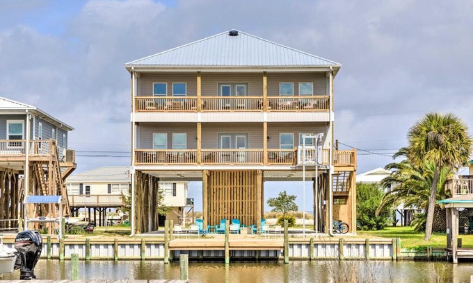 Dauphin Island House | Luxe Stilted Home with Kayaks Walk to Beach