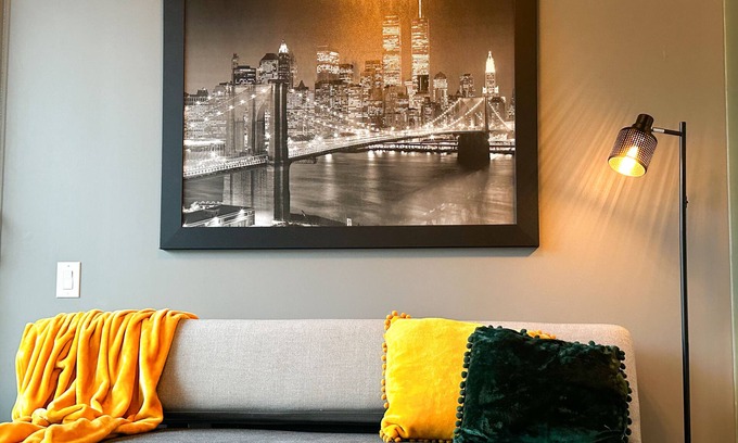 Wellington Place Condo | Luxe Urban Nest @ King & Bathurst with Heated Balconyn