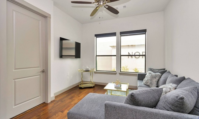 Uptown Apartment | Luxe Vibes Suite | Galleria Getaway