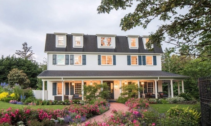 Olympia House | Luxe Waterfront estate on Puget Sound