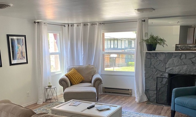 Wallace Apartment | Luxette Rooms - Historic brothel in downtown Wallace