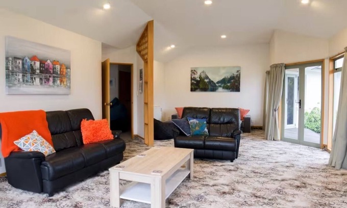 Te Anau House | Luxmore House * Perfect Location *Free Fibre WiFi
