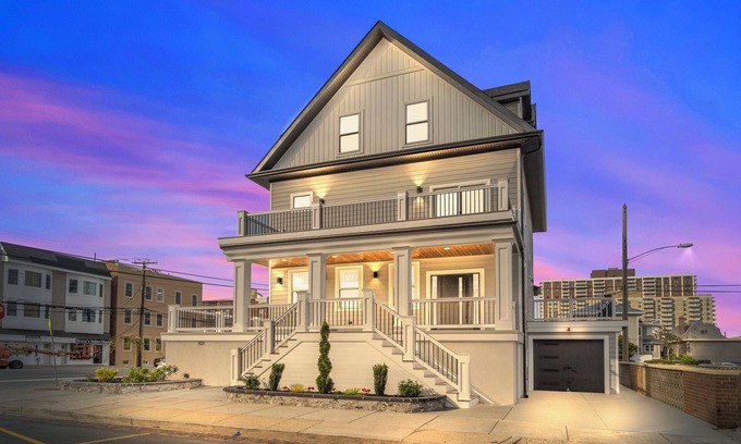 Atlantic City House | Luxory 7-bedroom Beach block house- double driveway-no neighbors