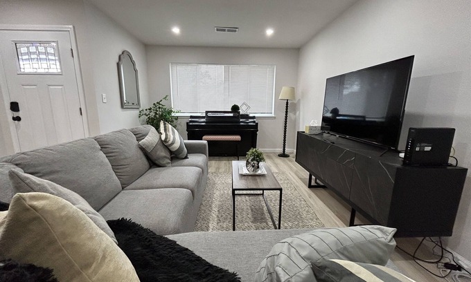 Vallejo House | LUXOStays|Spacious Home Nr Six Flags & Napa Valley