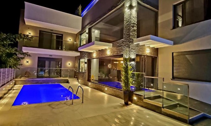 Paralia Ofryniou Apartment | LUXSUITES
