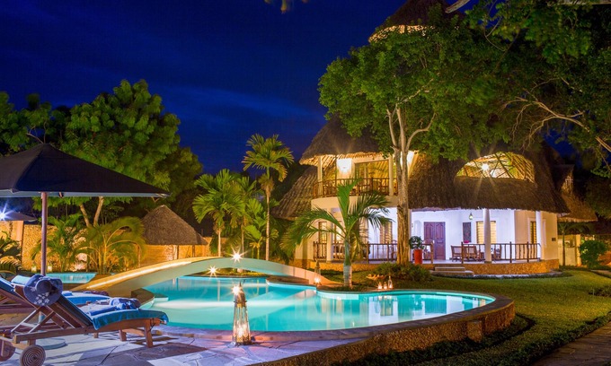 Diani Beach Villa | Luxuary villa at Diani Beach for 8 people, private, staff, pool, garden, gym