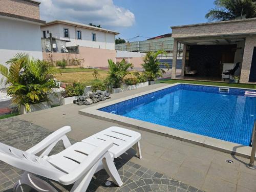 Komo-Mondah Apartment | Luxueux Platinium