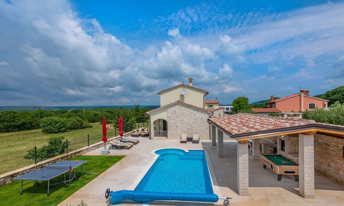 Brgod Villa | Luxuriöse Villa mit Beheiztem Pool, 2km zum Strand