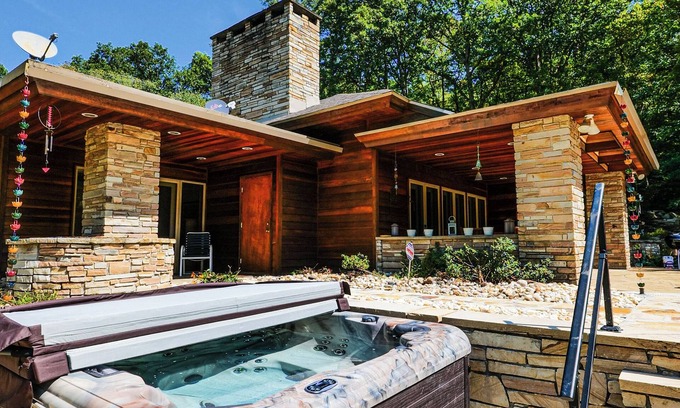 Farmington House | Luxuriant Frank Lloyd Wright Inspired Accommodations-The Dream House