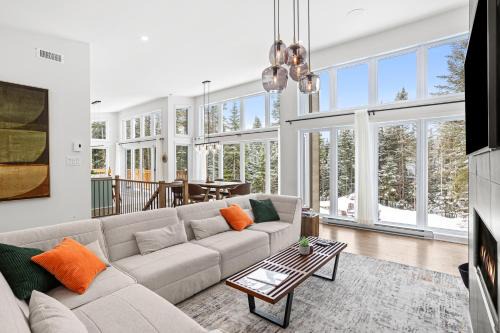 Lac-Swell Ski Chalet | Luxurious & Tranquil Nature Getaway ~ Scenic Views