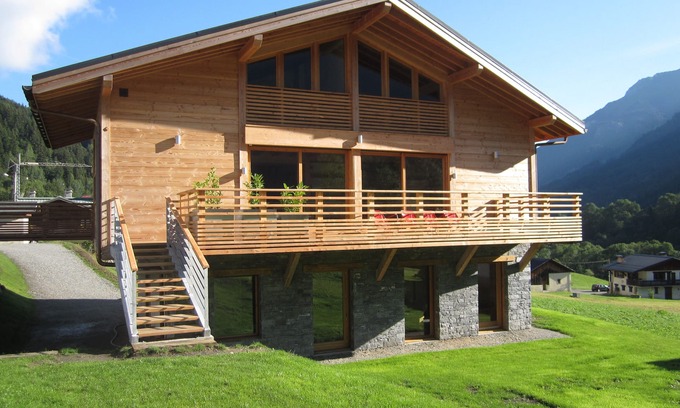 Les Contamines-Montjoie Ski Chalet | Luxurious, modern, genuine chalet in a great area with a sauna and Jacuzzi