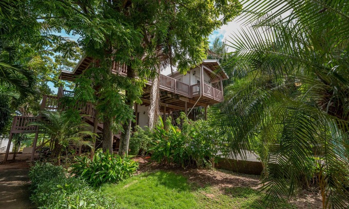 Gibson Bight House | Luxurious Tropical House near Beaches & Downtown