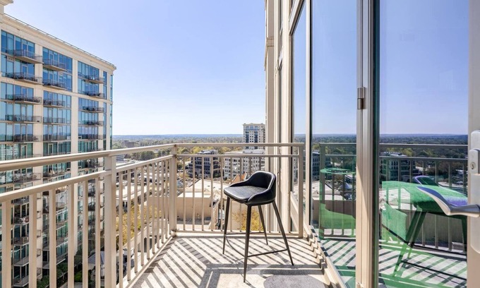Peachtree Heights West Apartment | Luxurious 1,000 Sq ft. Buckhead Penthouse