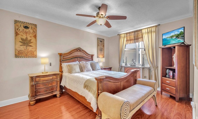 Downtown West Palm Beach Condo | Luxurious 1-Bedroom Condo with Wifi, Pool and Gym in Historical West Palm Beach