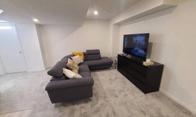 Airdrie House | Luxurious 1-bedroom basement suite in marvelous Airdrie 15 minutes to the Airpor