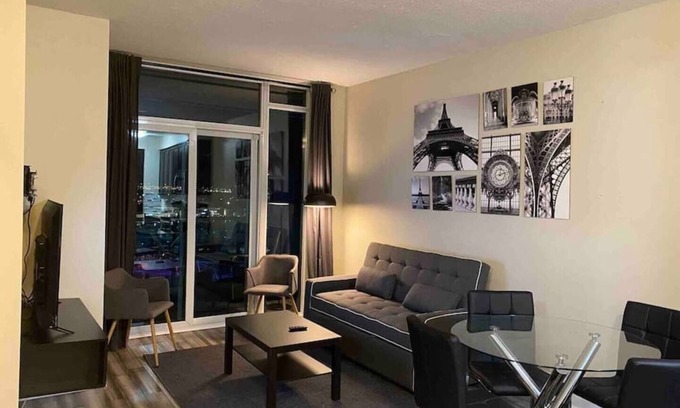 Downtown Mississauga Condo | Luxurious 1 Bedroom+ Den, 1 Bath Condo/Square One