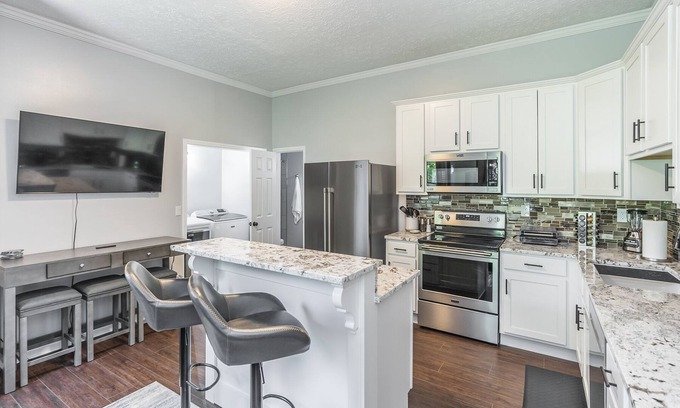 Downtown House | Luxurious 1-bedroom with Free Parking