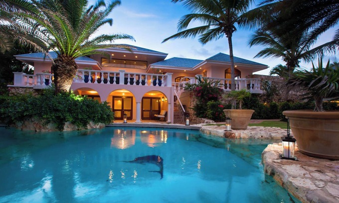 The Valley Villa | Luxurious 10-bedroom villa with WiFi and AC in amazing George Hill