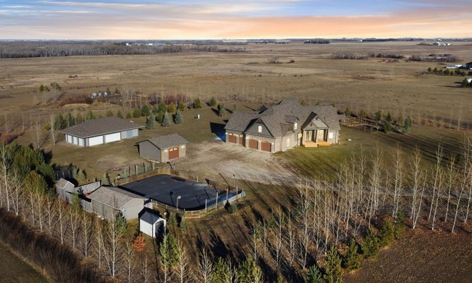 West Central Saskatchewan House | Luxurious 1800 sq ft Guest House in the Country
