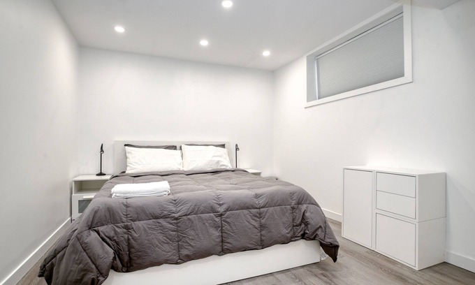 Cambridge House | Luxurious 1Bedroom/2 Bed/1Bath Apartment with WFH Setup