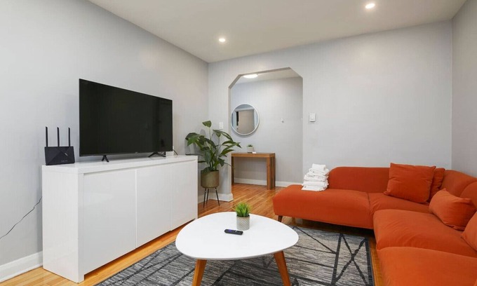 Cote-Des-Neiges—Notre-Dame-De-Grace Apartment | Luxurious 1BR unit in Montreal