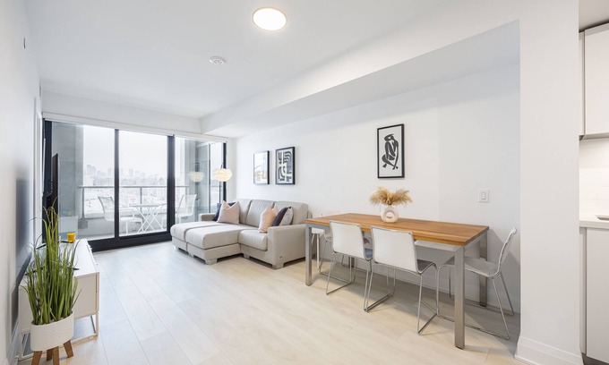 St. Lawrence Condo | Luxurious 2 Bdrm Condo - Midtown Leaside Toronto