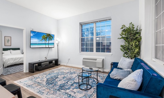 Greenville Condo | Luxurious 2 Bed Condo: Only 20 Mins away from Manhattan