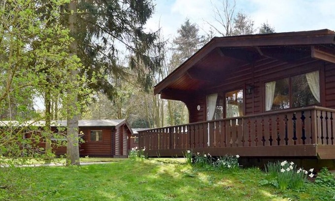 Kenwick Cabin | Luxurious 2 Bed Log Cabin Scandinavian Lodge in Louth Lincolnshire (2B Sleeps 6)