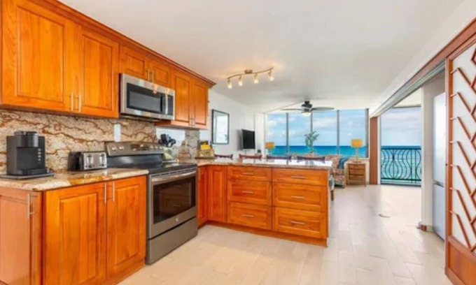 Mokuleia Condo | Luxurious 2-bedroom/2-bathroom oceanfront condo with pool, jacuzzi and parking