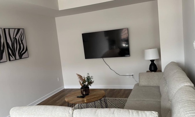 Ottawa Division House | Luxurious 2 bedroom house.Close to amenities, airport,downtown and EY centre.nn