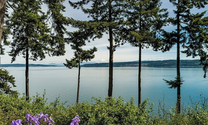 Coupeville House | Luxurious 2- Bedroom Beachfront Getaway – Your Coastal Escape Awaits