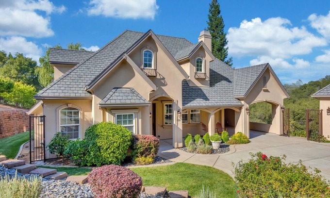 Placerville Cottage | Luxurious 2 bedroom cottage with AC, wifi, hot tub and much more.