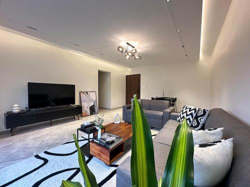 Mumbai Apartment | Luxurious 2 BHK Apartment & Workspace on Juhu Tara Road