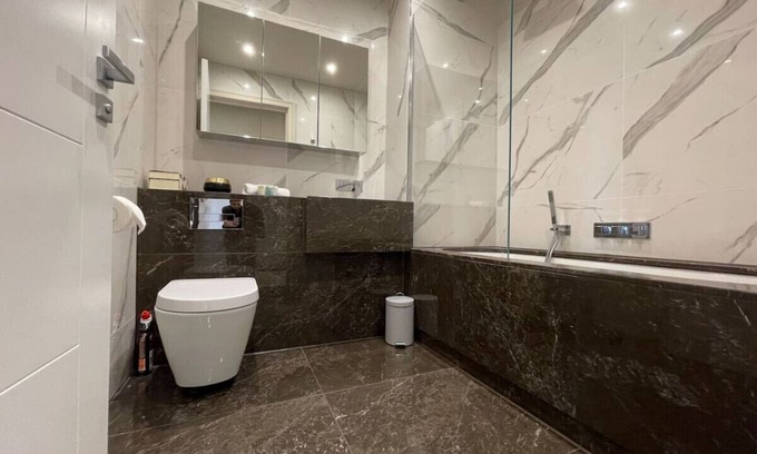 Chigwell Apartment | Luxurious 2 BR, 2 BA Apt, Desirable Chigwell