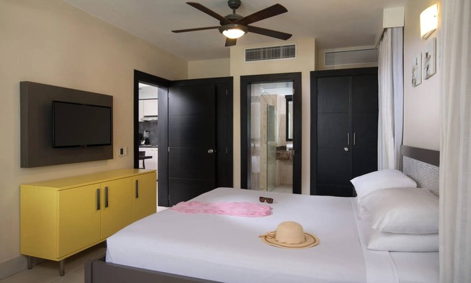 Los Brazos House | Luxurious 2 Bedroom Royal Suite
