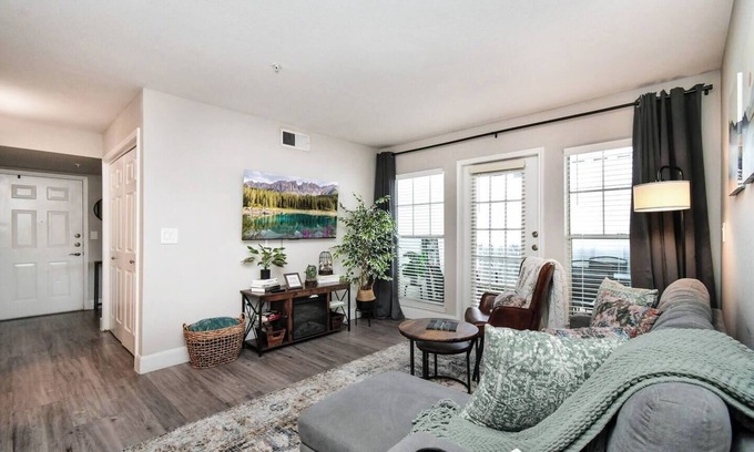 Astrodome Apartment | Luxurious 2BD King in Master, NRG/TMC, Fireplace!